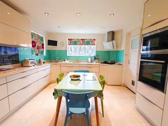Kitchen 2.jpg