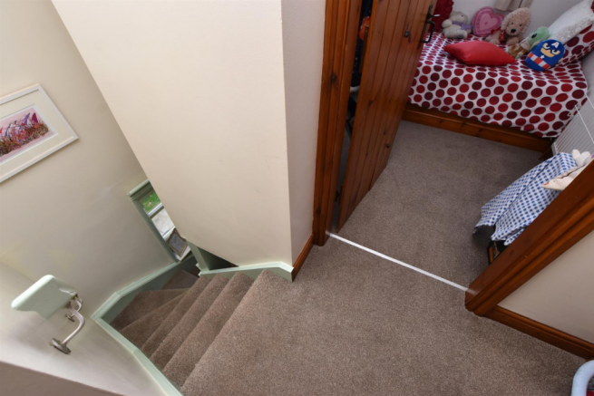 FIRST FLOOR LANDING