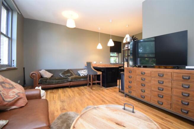 3 bed Apartment to rent Image 4