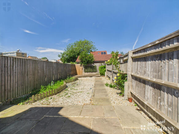 CAM03218G0-PR0698-STILL010