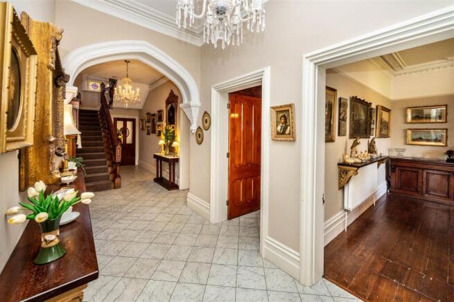 6 bed Detached for sale Image 5