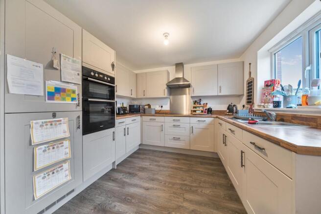 5 bed House for sale Image 7