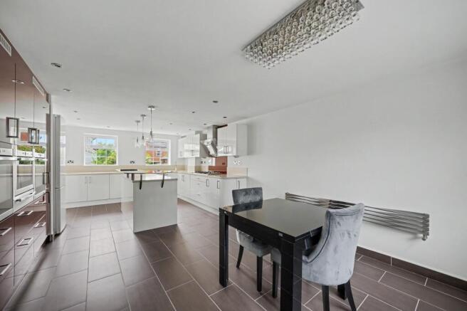 5 bed Detached for sale Image 7