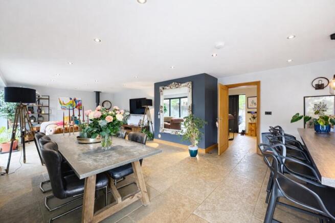 5 bed Detached for sale Image 10