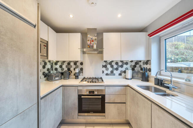 1371343-6-690dfbc...