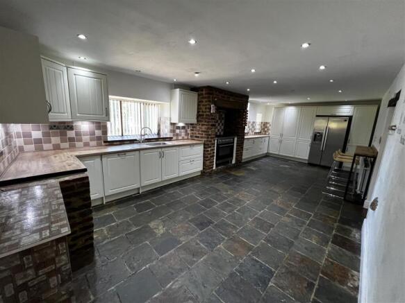 4 bed Detached for sale Image 5