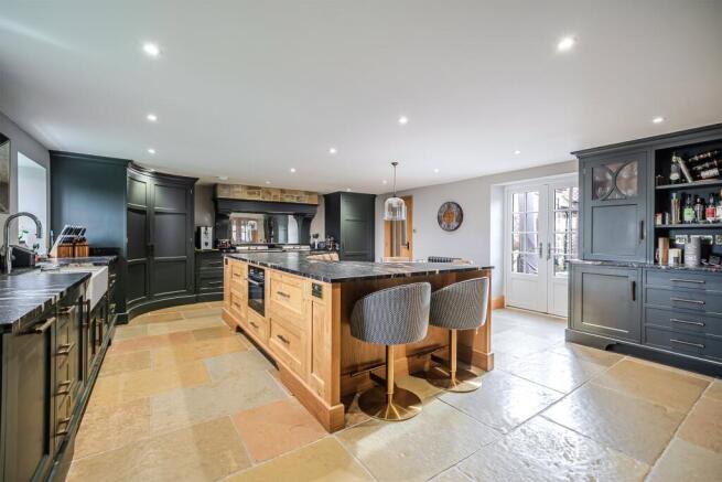 5 bed Detached for sale Image 3