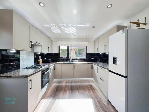 4 bed Detached for sale Image 7