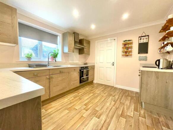 5 bed Detached for sale Image 5