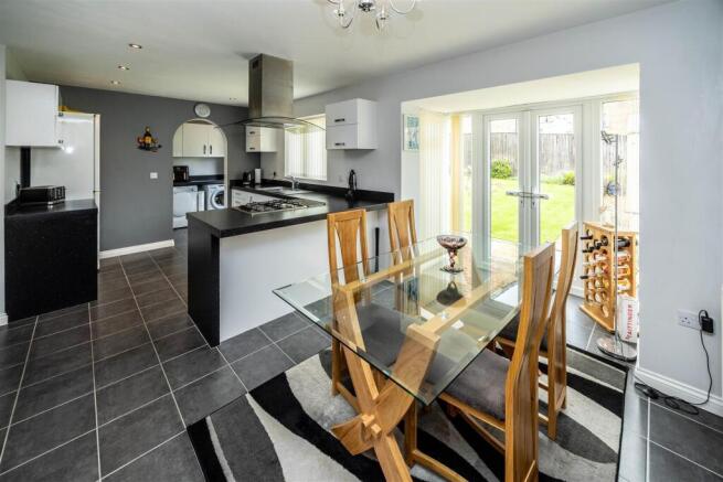 4 bed House for sale Image 12