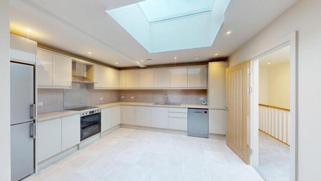 5 bed House to rent Image 4