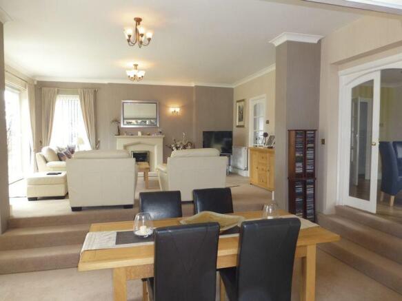 lounge/dining area