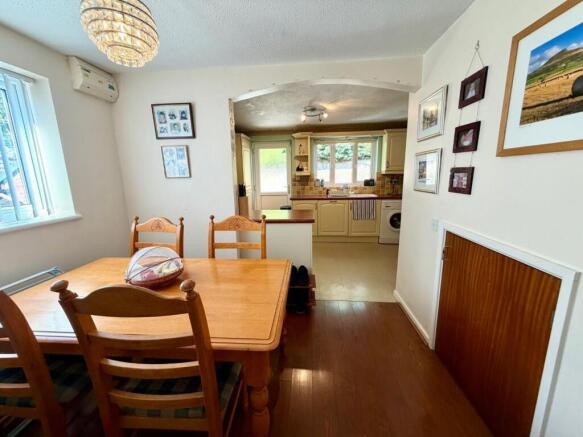 4 bed Detached for sale Image 8