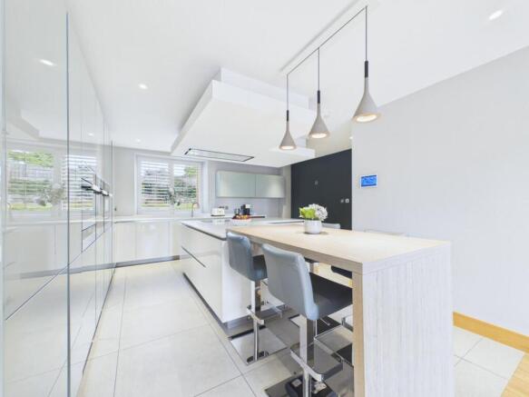 5 bed Detached for sale Image 7