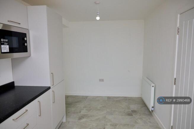 5 bed Semi-Detached to rent Image 5