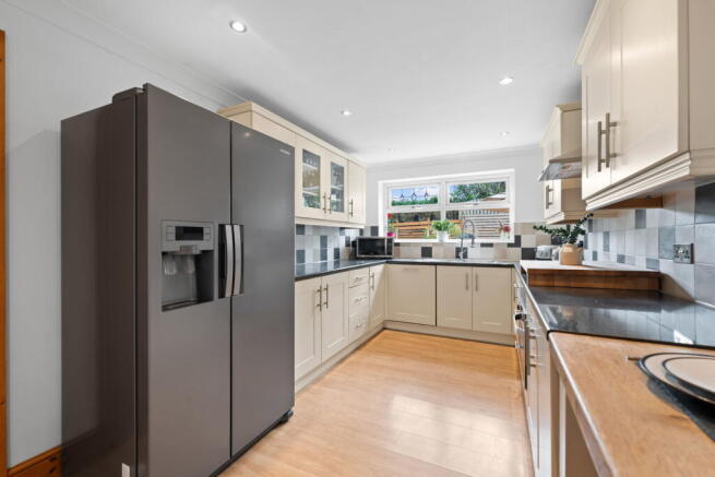 4 bed Semi-Detached for sale Image 3