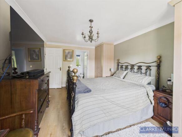 5 bed Detached for sale Image 9