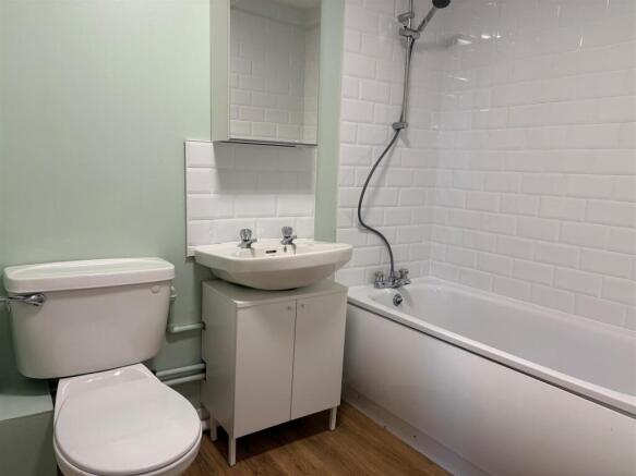 4 Wardens Lodge - Bathroom.jpg