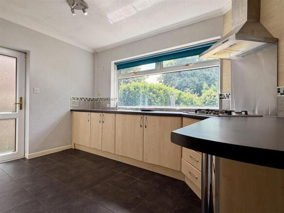 4 bed Detached to rent Image 4