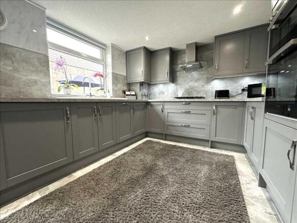 6 bed House for sale Image 11