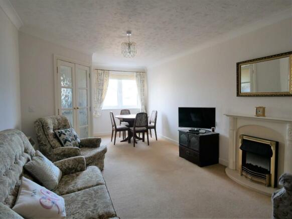Lounge/Dining Room