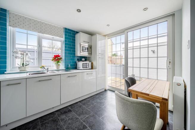 1385540-6-69285627a0c17