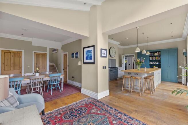 7 bed Detached for sale Image 11