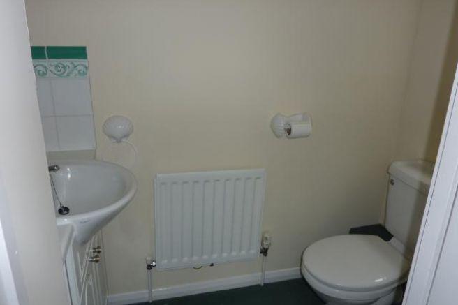 EN-SUITE SHOWER ROOM