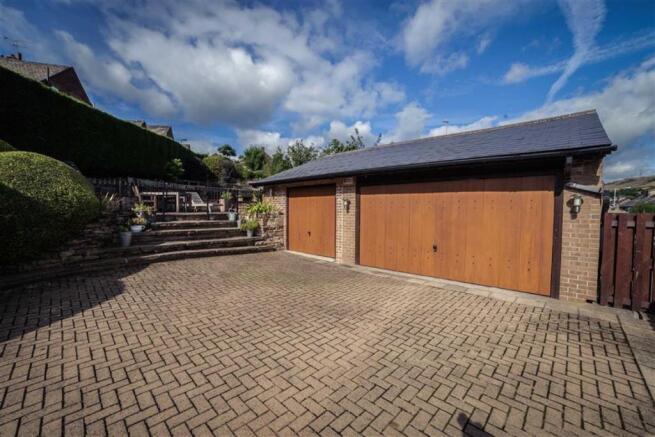 TRIPLE GARAGE