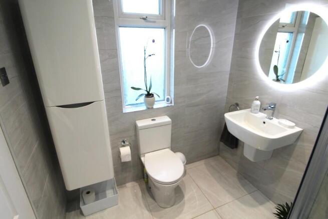 FAMILY SHOWER ROOM