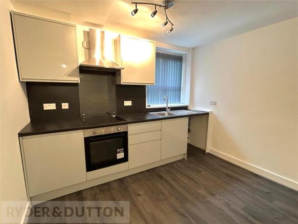 3 bed Apartment to rent Image 5