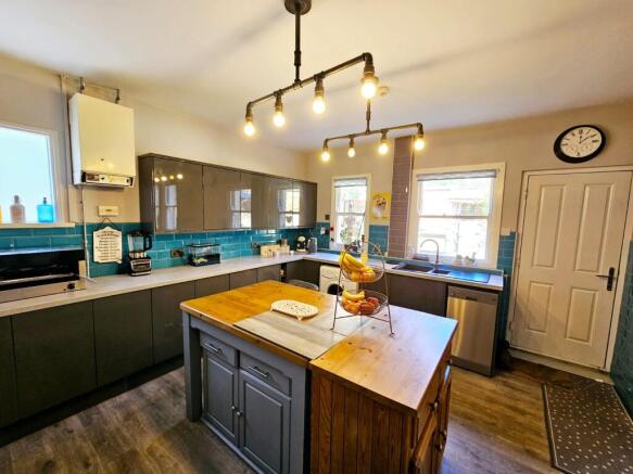 7 bed Semi-Detached for sale Image 7