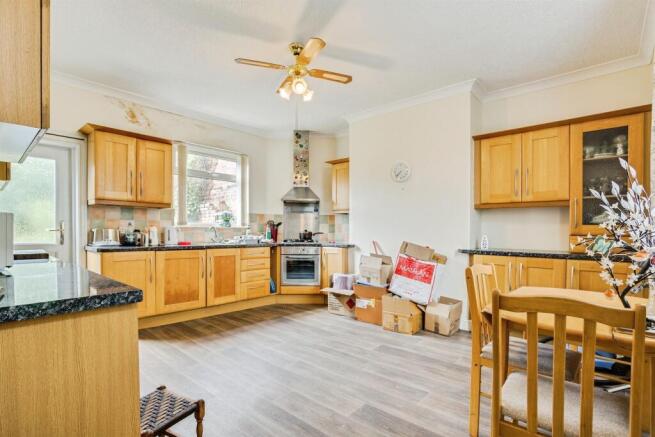 3 bed Semi-Detached for sale Image 3