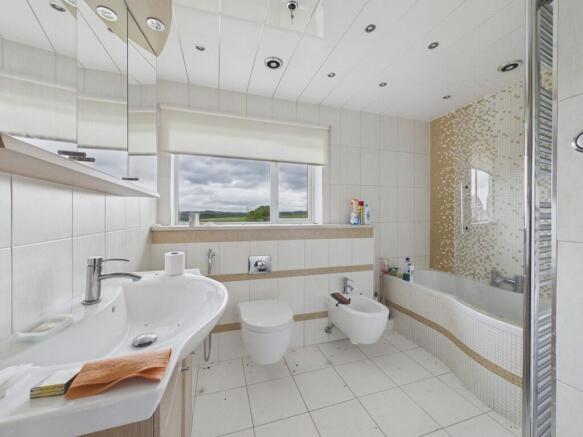 6 bed Detached for sale Image 9