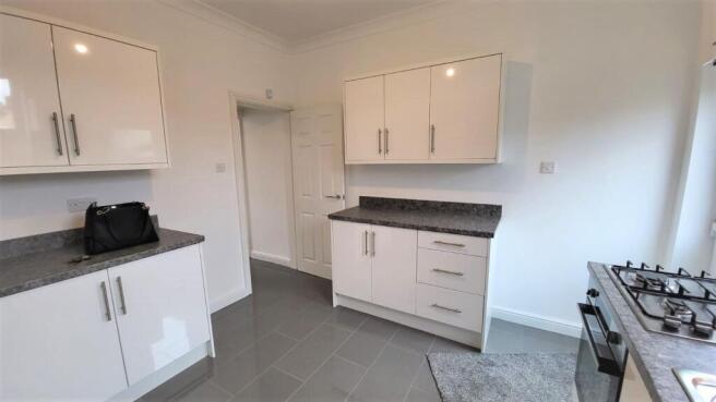 2 bed Terraced to rent Image 4
