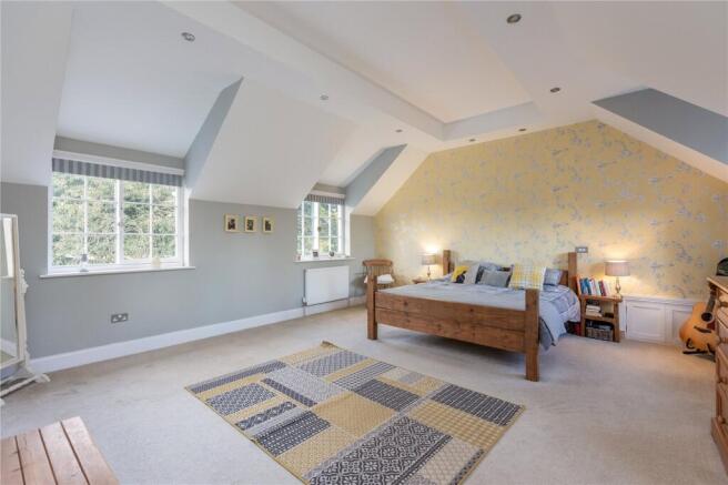 5 bed Detached for sale Image 8
