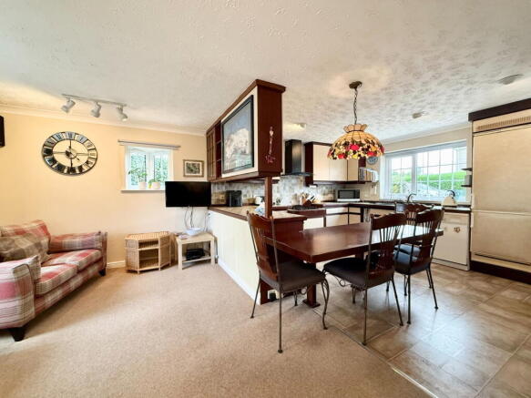 4 bed Detached for sale Image 8