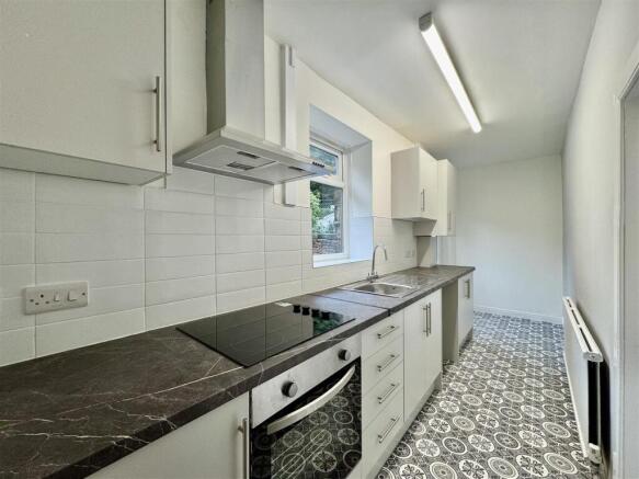 2 bed End of Terrace to rent Image 6