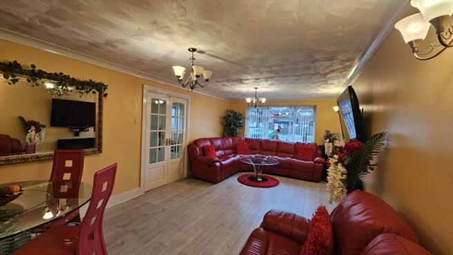 5 bed Detached for sale Image 9