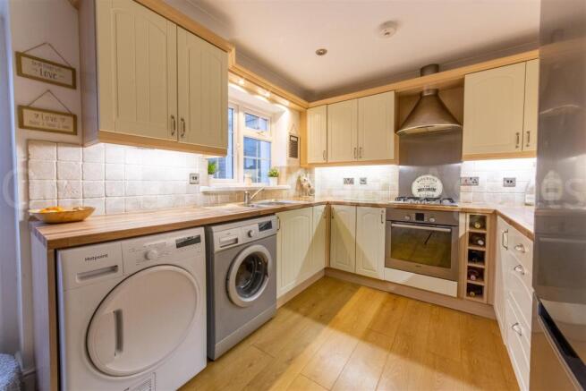 15 HENDRE COURT-13.jpg