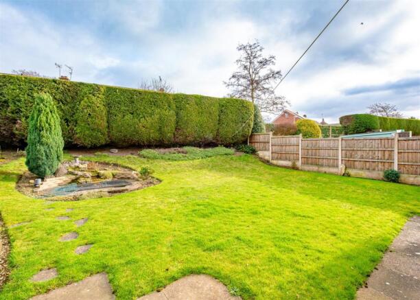 7 Reynolds Close-gdn.jpg