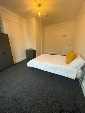 Bright, neatly presented double bedroom with a ...