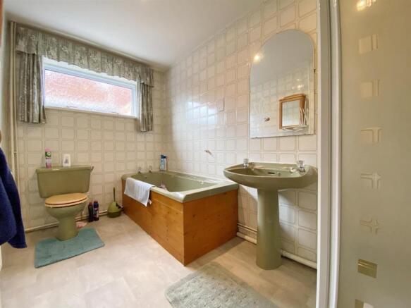 BATHROOM/WC