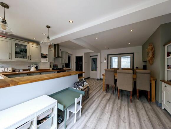 3 bed Semi-Detached for sale Image 4