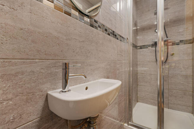 4 bed Flat to rent Image 11