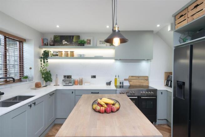 4 bed Detached for sale Image 9