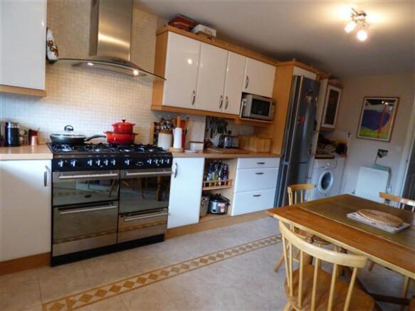 KITCHEN/BREAKFAST