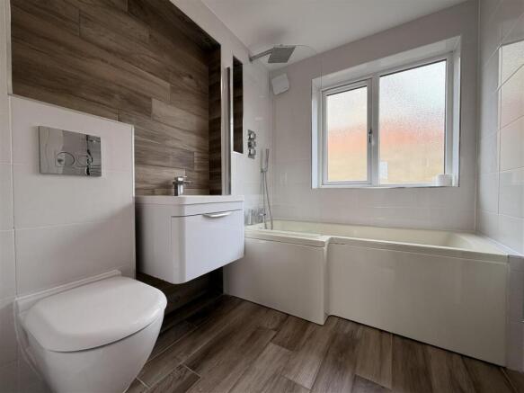 4 bed Town House to rent Image 4