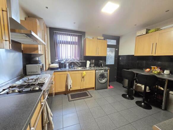 4 bed Semi-Detached to rent Image 5