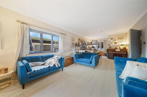 Queen Elizabeth Walk, London, SW13